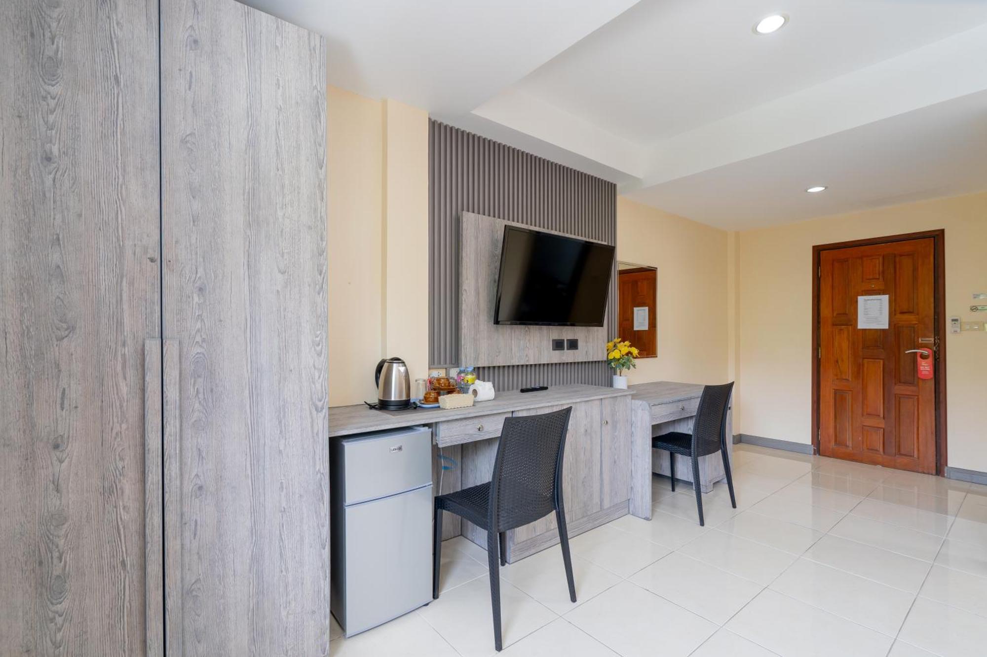 Square One Hotel Patong Exterior foto