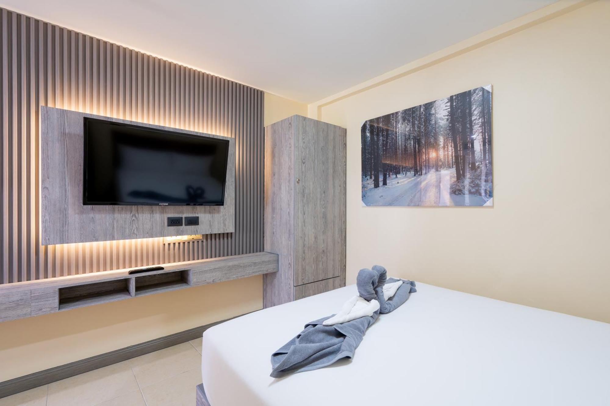 Square One Hotel Patong Exterior foto