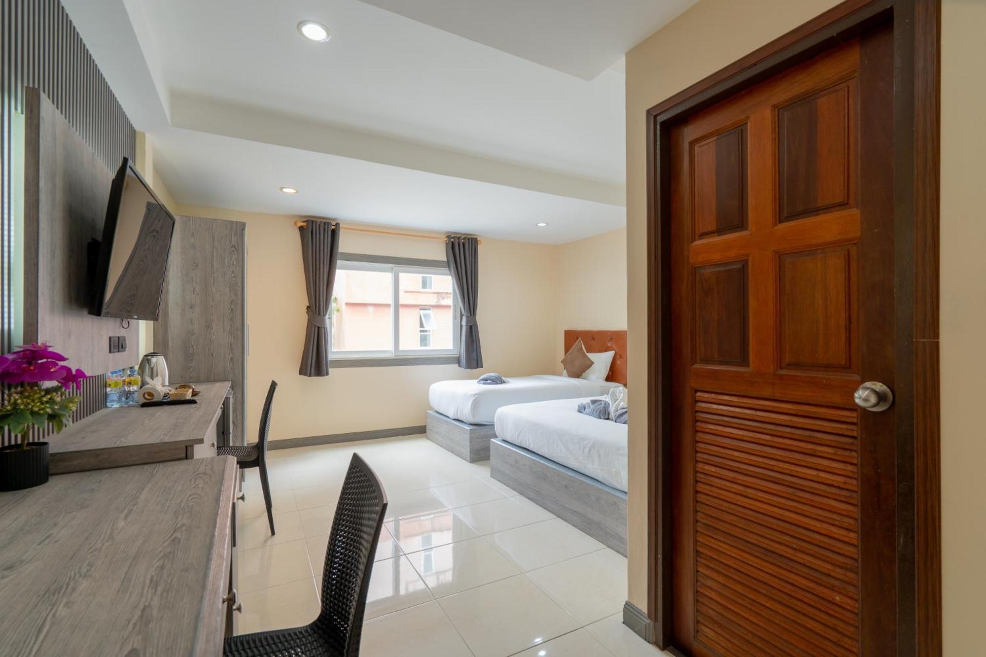 Square One Hotel Patong Exterior foto