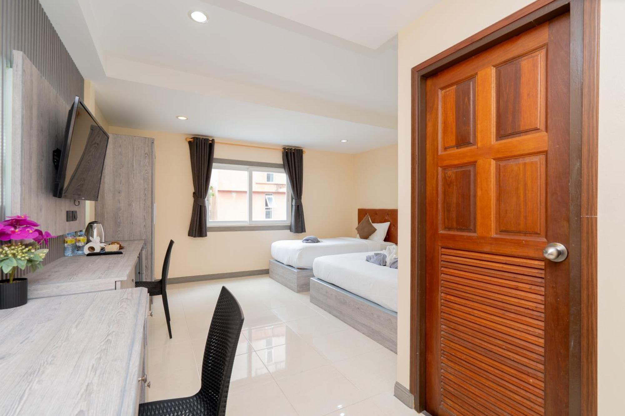 Square One Hotel Patong Exterior foto