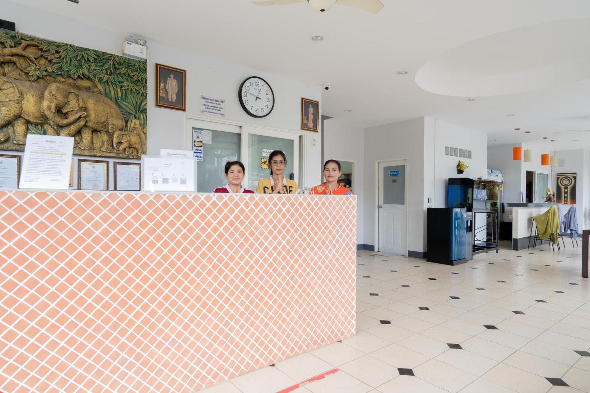 Square One Hotel Patong Exterior foto